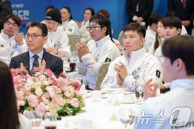 김재열 국제빙상경기연맹(ISU) 회장과 유승민 대한체육회장이 5일 청와대 영빈관에서 열린 동계 올림픽 선수단 오찬에서 선수활약상 영상을 보고 있다. (청와대통신사진기자단) 2026.3.5 ⓒ 뉴스1 허경 기자