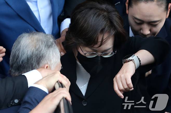 이태원 참사 부실 대응 혐의를 받는 박희영 용산구청장이 30일 오후 서울 마포구 서울 서부지방법원에서 열린 선고공판을 마치고 법원을 나서고 있다.  2024.9.30 ⓒ 뉴스1 이승배 기자