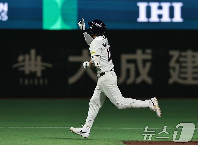 5일 오후 일본 도쿄돔에서 열린 2026 월드베이스볼클래식 C조 1차전 대한민국과 체코의 경기. 대한민국의 5회말 1사 1루 상황때 셰이 위트컴이 투런 홈런을 친 뒤 그라운드를 돌고 있다. 2026.3.5 ⓒ 뉴스1 구윤성 기자