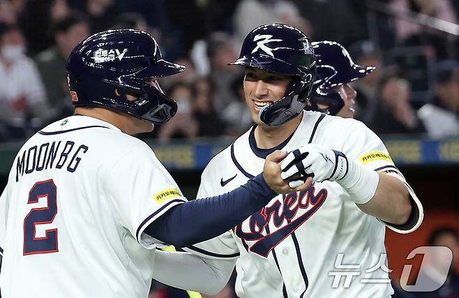 5일 오후 일본 도쿄돔에서 열린 2026 월드베이스볼클래식 C조 1차전 대한민국과 체코의 경기. 대한민국의 5회말 1사 1루 상황때 셰이 위트컴이 투런 홈런을 친 뒤 문보경과 기쁨을 나누고 있다. 2026.3.5 ⓒ 뉴스1 구윤성 기자