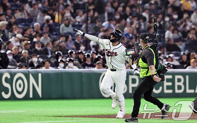 5일 오후 일본 도쿄돔에서 열린 2026 월드베이스볼클래식 C조 1차전 대한민국과 체코의 경기. 대한민국의 3회말 1사 주자 없는 상황, 셰이 위트컴이 솔로홈런을 친 뒤 세리머니하고 있다. 2026.3.5 ⓒ 뉴스1 구윤성 기자