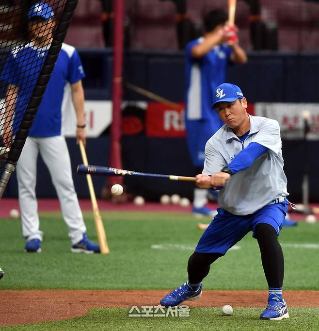 삼성 조동찬 코치가 30일 서울 고척스카이돔에서 열린 2020 KBO리그 키움과 경기에 앞서 진행된 훈련에서 야수들에게 펑고를 쳐주고 있다. 사진 | 스포츠서울DB