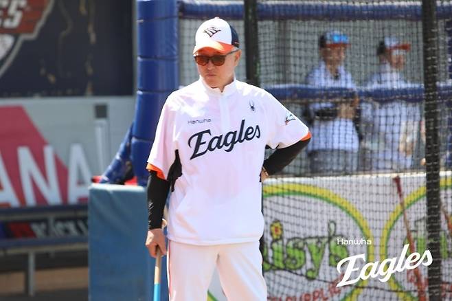 한화 김경문 감독이 호주 멜버른에서 진행한 스프링캠프서 선수들 훈련을 지켜보고 있다. 사진 | 한화 이글스