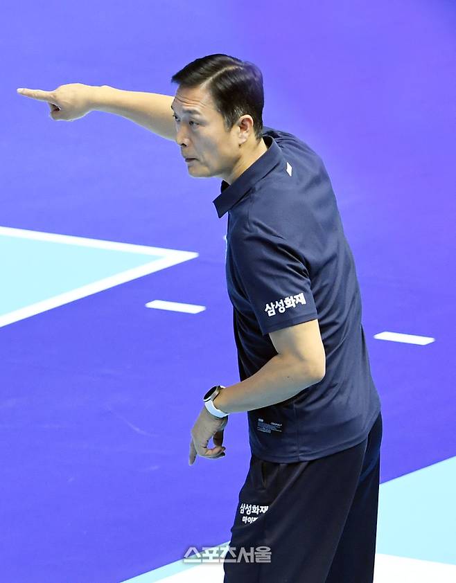 삼성화재 김상우 전 감독이지난해 11월  12일 인천 계양체육관에서 열린 2025-2026 V리그 남자부 대한항공과 경기에서 선수들에게 이야기를 하고 있다. 2025. 11. 12.  인천 | 박진업 기자 upandup@sportsseoul.com