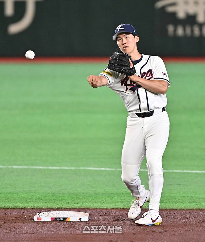 WBC 대한민국 야구대표팀의 김혜성이 4일 일본 도쿄 도쿄돔에서 진행된 첫 훈련 중 수비 연습을 하고 있다. 도쿄(일본) | 박진업 기자 upandup@sportsseoul.com