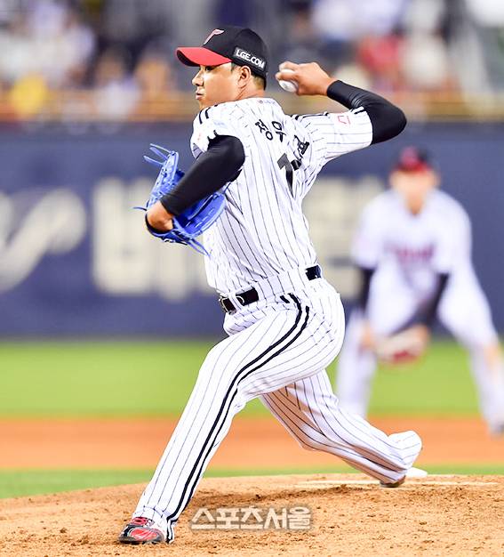 돌아온 LG 사이드암 정우영이 26일 잠실구장에서 열린 2024프로야구 LG트윈스와 KIA타이거즈의 경기 5회초 등판하고 있다.   2024.04.26.  잠실 | 강영조기자 kanjo@sportsseoul.com