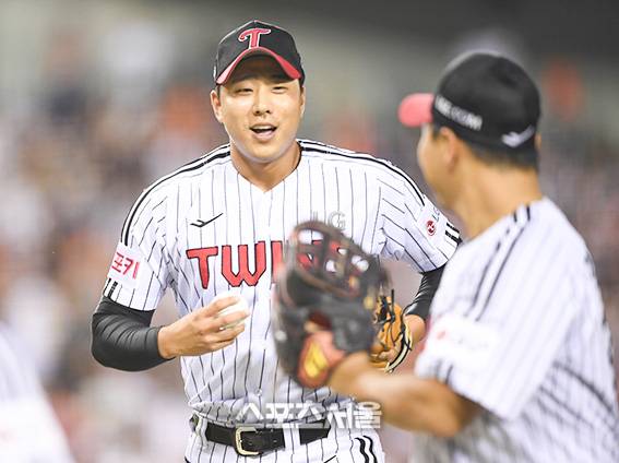 LG 투수 정우영이 25일 잠실야구장에서 열린 2024 KBO리그 한화와 경기 7회초 1사만루 위기를 넘긴 후 덕아웃으로 들어오고 있다.  2024. 9. 25. 잠실 | 최승섭기자 thunder@sportsseoul.com