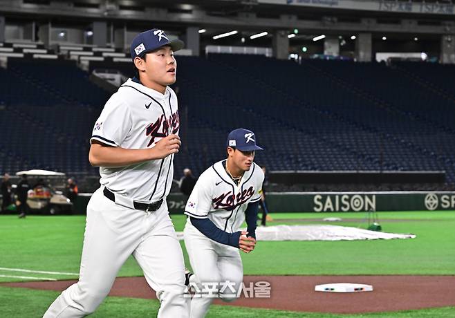 WBC 대한민국 야구대표팀의 소형준이 4일 일본 도쿄 도쿄돔에서 진행된 훈련 중 웜업으로 몸을 풀고 있다. 소형준은 5일 대한민국의 첫 상대인 체코전 선발로 낙점됐다. 도쿄(일본) | 박진업 기자 upandup@sportsseoul.com