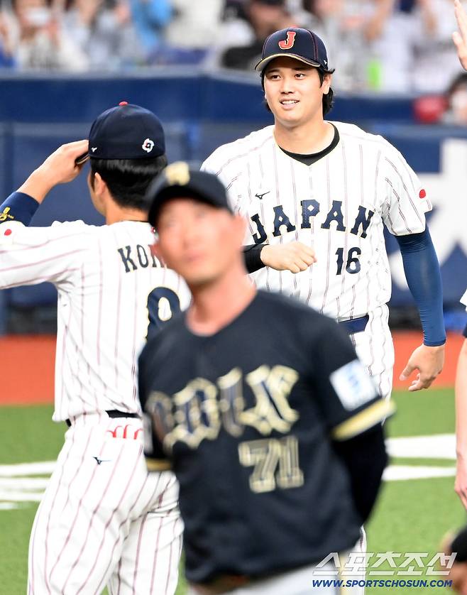 2일 일본 오사카 교세라돔에서 열린 WBC(월드베이스볼클래식) 일본 대표팀과 오릭스 버팔로스의 경기, 오타니가 선수 소개�� 그라운드에 나서고 있다. 오사카(일본)=허상욱 기자wook@sportschosun.com/2026.03.02/