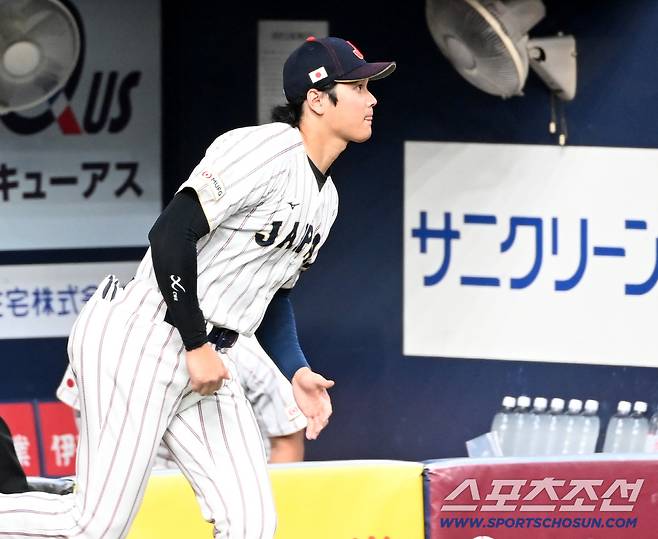 2일 일본 오사카 교세라돔에서 열린 WBC(월드베이스볼클래식) 일본 대표팀과 오릭스 버팔로스의 경기, 오타니가 선수 소개때 그라운드로 나서고 있다. 오사카(일본)=허상욱 기자wook@sportschosun.com/2026.03.02/