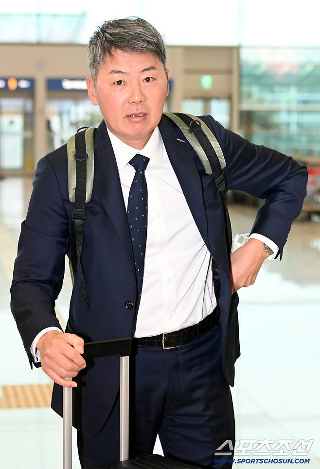 두산 베어스 선수단이 23일 인천공항을 통해 전지훈련지인 호주 시드니로 출국했다. 김원형 감독이 출국장으로 들어서고 있다. 인천공항=허상욱 기자wook@sportschosun.com/2026.01.23/