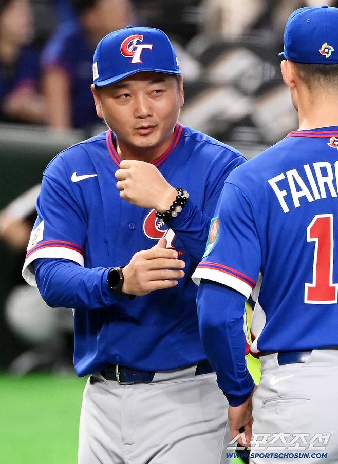 5일 일본 도쿄돔에서 열린 WBC(월드베이스볼클래식) 호주와 대만의 경기. 대만 정하오쥐 감독이 그라운드로 나서고 있다. 도쿄(일본)=허상욱 기자wook@sportschosun.com/2026.03.05/