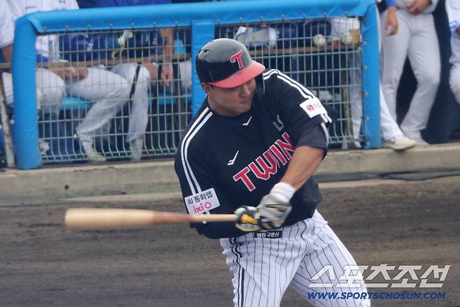 LG 트윈스 이재원이 5일 삼성 라이온즈와의 연습경기서 타격하고 있다. 사진제공=LG 트윈스