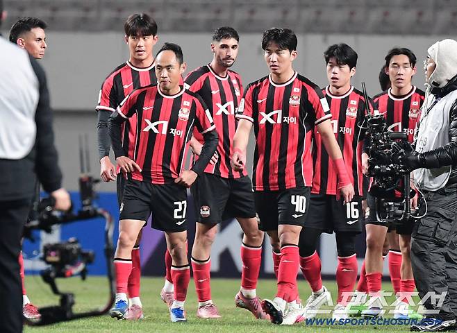 4일 오후 서울월드컵경기장에서 열린 FC서울과 비셀 고베의 아시아챔피언스리그 엘리트(ACLE) 16강 1차전 경기. 비셀고베가 FC서울에 승리했다. 경기 종료 후 아쉬워하는 FC서울 선수들. 상암=송정헌 기자songs@sportschosun.com/2026.03.04/