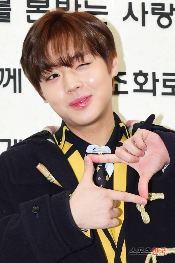 서울공연예술고등학교 졸업식이 8일 오후 열리고 있다. 이날 졸업식에는 워너원 박지훈, 우주소녀 다영 여름, 프리스틴 예하나, 위키미키 김도연, 에이프릴 나은, 오마이걸 아린 등이 참석했다.&nbsp;ⓒ이혜영 기자 lhy@hankooki.com