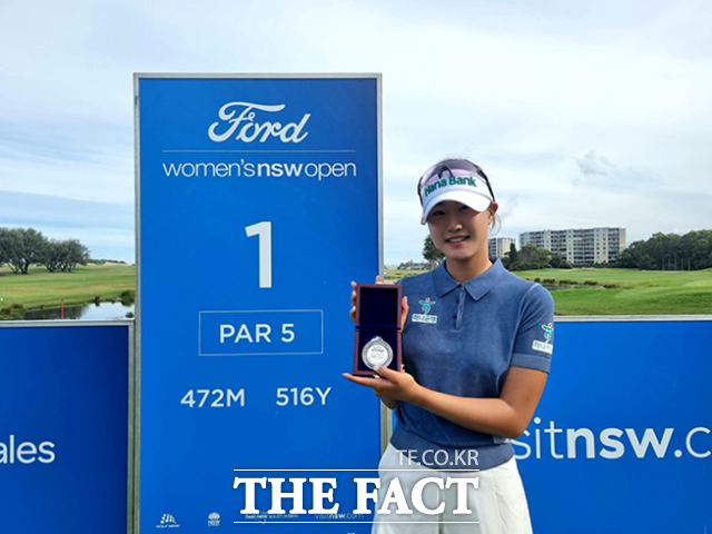 오수민이 아마추어 초청선수로 참가한 유러피언여자투어 포드NWS오픈에서 준우승을 차지한 뒤 기념패를 들고 포즈를 취하고 있다./유러피언여자투어