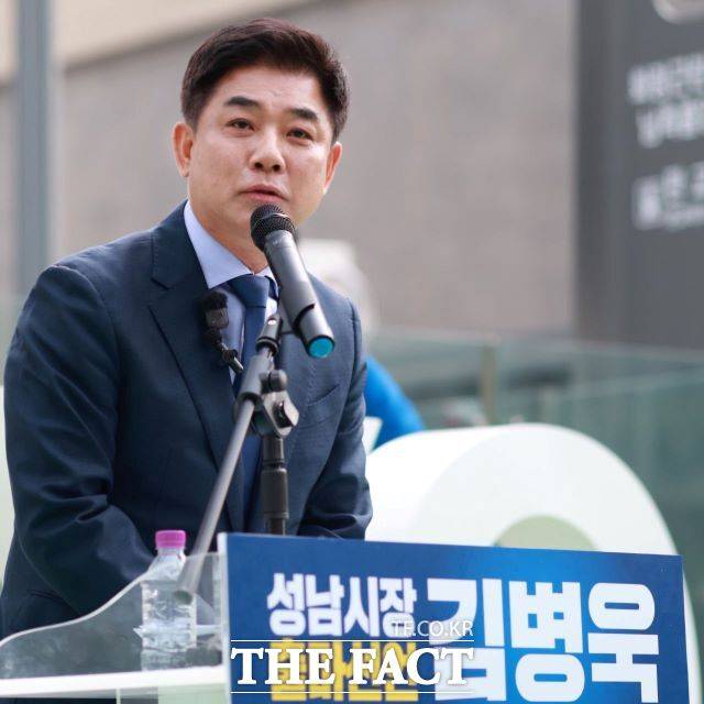 더불어민주당 소속 김병욱 성남시장 예비후보가 5일 오전 판교역 3번 출구 앞 광장에서 성남시장 선거 출마를 공식 선언했다. /김병욱 성남시장 예비후보 캠프