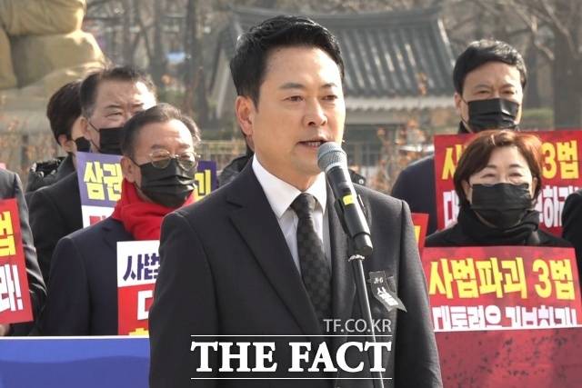 장동혁 국민의힘 대표가 5일 오전 서울 종로구 청와대 사랑채 분수대 앞에서 열린 현장 의원총회에서 발언하고 있다. /종로구=김민지 기자