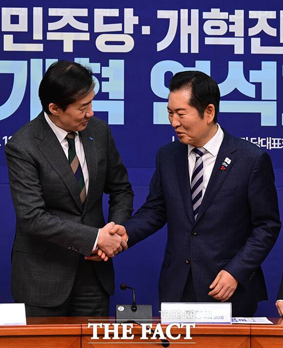 민주당과 혁신당이 본격적인 연대·통합 논의를 앞두고 서로에게 공을 떠넘기고 있다. 사진은 조국 조국혁신당 대표(왼쪽)와 정청래 더불어민주당 대표가 12일 '더불어민주당·개혁진보4당 정치개혁 연석회의'에 참석해 악수하고 있는 모습. /남윤호 기자