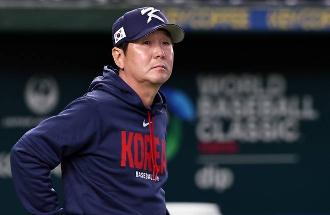 류지현 대한민국 야구대표팀 감독이 5일 오후 일본 도쿄돔에서 열리는 2026 월드베이스볼클래식(WBC) C조 1차전 체코와의 경기를 앞두고 선수들의 훈련을 지켜보고 있다./뉴스1