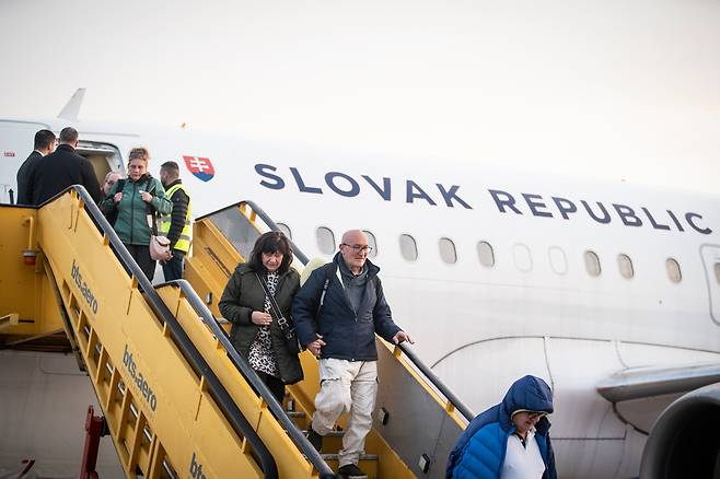 3일 슬로바키아 브라티슬라바에서 요르단 암만과 아카바에서 도착한 슬로바키아 정부 항공기에서 사람들이 내리고 있다. 슬로바키아 정부는 중동에 고립된 자국민을 대피시키기 위해 이날 항공기 2대를 파견했다.스/ EPA 연합뉴스