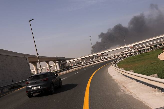 지난 1일(현지시각) 이란의 보복 공격으로 아랍에미리트의 한 항구에서 검은 연기가 피어오르고 있다. /로이터·연합뉴스