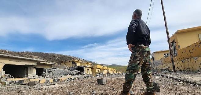 4일(현지시간) 이란 쿠르드반군 단체 본부가 있는 이라크 쿠르디스탄 지역 데칼라의 한 무기고가 드론 공격을 받아 부서진 모습을 군인이 바라보고 있다. ⓒ 로이터/연합뉴스