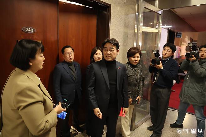 국민의힘 소장파 모임 ‘대안과 미래’ 이성권, 조은희의원등이 4일 오후 서울 여의도 국회에서 장동혁 국민의힘 대표와의 면담을 마친 뒤 이동하고 있다.  장승윤 기자 tomato99@donga.com