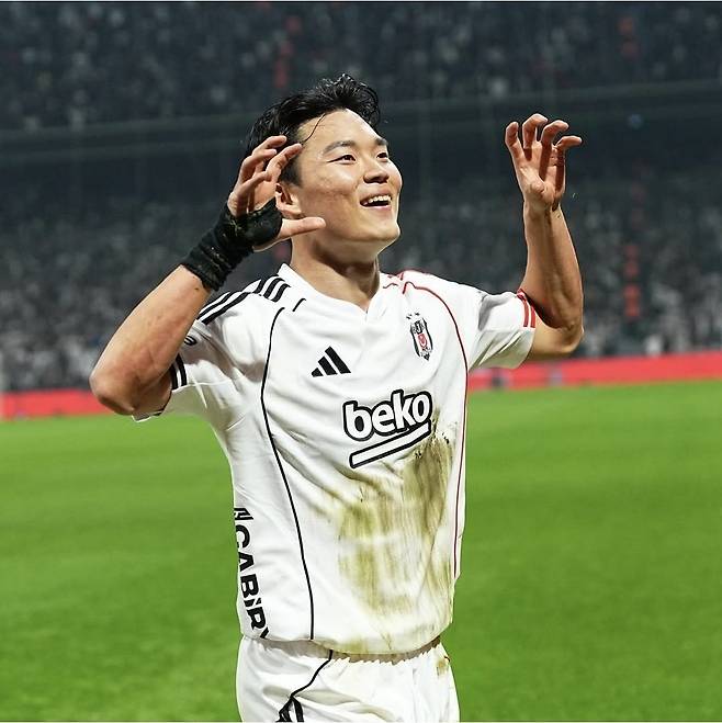팀이 2-0으로 앞서고 있던 전반 42분 추가 골을 넣고 세리머니를 하고 있는 오현규. 사진출처 베식타시 인스타그램