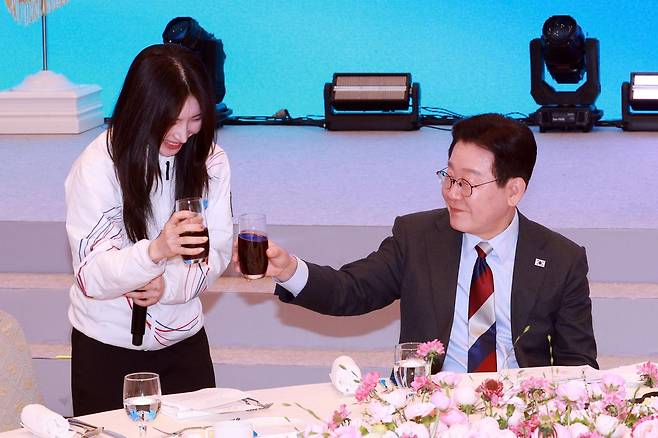 이재명 대통령이 5일 청와대 영빈관에서 열린 2026 밀라노·코르티나담페초 동계올림픽 선수단 격려 오찬에서 쇼트트랙 김길리와 건배하고 있다. 뉴시스