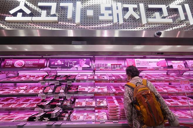 돼지고기와 한우, 닭고기 등 축산물 가격이 모두 1년 전보다 10% 넘게 오르면서 밥상 물가 부담이 커지고 있다. 5일 축산물품질평가원의 품목별가격 정보에 따르면 삼겹살은 지난 4일 기준 평균 소비자 가격이 100ｇ당 2,637원으로 1년 전보다 13.5%, 목심은 2,442원으로 14.5%, 앞다리는 1,548원으로 11.8% 상승했다. 한우 안심은 1+등급 기준 100ｇ당 1만5,247원으로 1년 전보다 10.8%, 등심은 1만2,361원으로 13%, 양지는 6,772원으로 14.3% 올랐다. 닭고기는 ㎏당 6,263원으로 11.1% 올랐다.  5일 서울 시내 한 대형마트에서 시민들이 축산물을 살펴보고 있다. 2026.03.05. [서울=뉴시스]