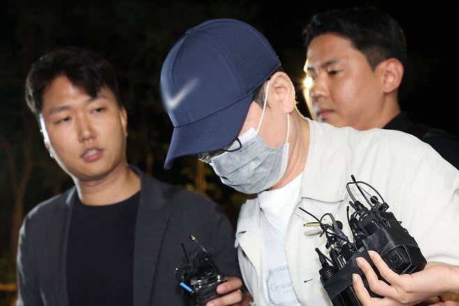 삼부토건 주가조작 의혹 사건의 ‘키맨’ 이기훈씨가 목포에서 체포돼 11일 서울 종로구 김건희 특검팀으로 호송되어 오고 있다. 뉴시스.