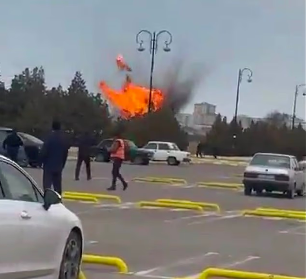 5일(현지시간) 이란에서 발사된 드론 두 대가 옛 소련 국가 아제르바이잔에 나히체반 공항에 떨어져 폭발했고, 이 사고로 민간인 2명이 부상을 입었다. [east2west news=데일리메일 캡처]