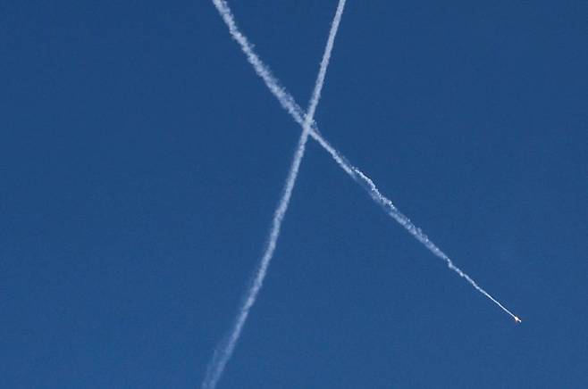 이스라엘 예루살렘에서 4일(현지시간) 이스라엘 군이 발사체 요격을 하고 있다. 로이터 연합