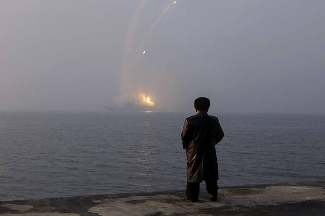 김정은 북한 국무위원장이 지난 4일 '북한판 이지스함' 최현호에서 전략순항미사일이 발사되는 것을 지켜보고 있다. 노동신문/뉴스1