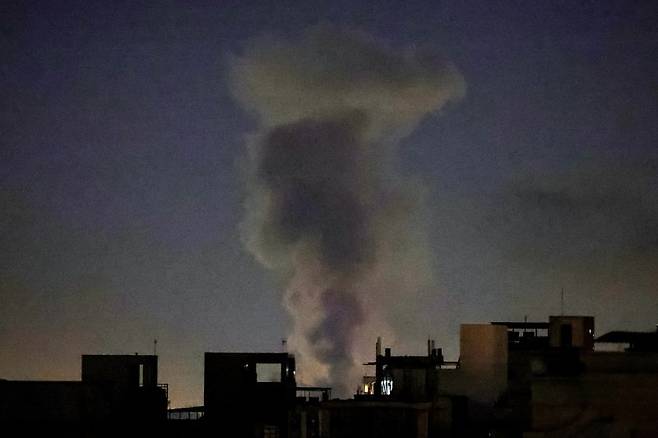 4일(현지시간) 이란 수도 테헤란에서 공습으로 인해 연기가 피어오르고 있다.AFP연합뉴스