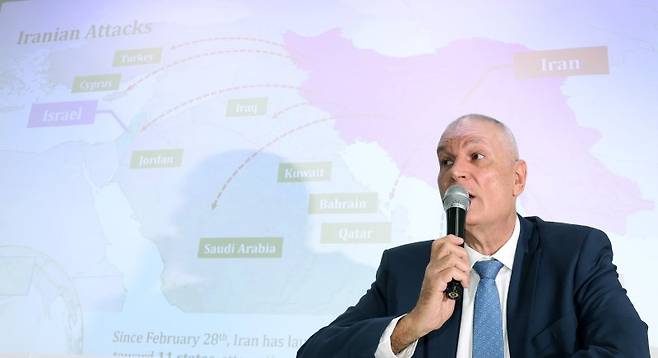 라파엘 하르파즈 주한이스라엘 대사가 5일 서울 종로구 한 비즈니스센터에서 열린 기자회견에서 현 중동 상황과 이란에 대한 공격과 관련한 이스라엘 정부의 입장을 설명하고 있다. 연합뉴스