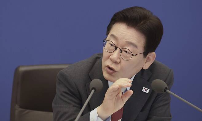 이재명 대통령이 5일 청와대에서 열린 중동 상황 대응책 논의를 위한 국무회의에서 발언하고 있다. 연합뉴스