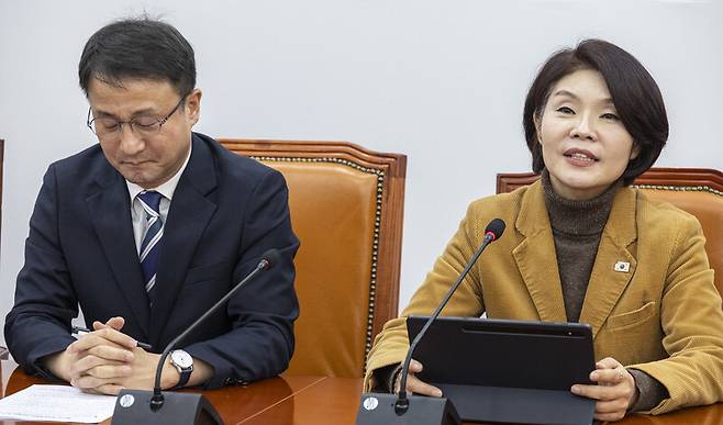 한정애 더불어민주당 정책위의장이 5일 국회에서 열린 정책조정회의에서 정책 추진 방향에 대해 말하고 있다. 연합뉴스