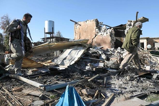 이라크 북부 쿠르드 자치지구의 아르빌 지구 동쪽 코예 마을에 위치한 이란 쿠르드민주당(KDPI)의 아자디 캠프에서 3일 쿠르드 무장단체인 페슈메르가 대원들이 이란의 드론 공격으로 인한 피해를 점검하고 있다. AFP 연합뉴스