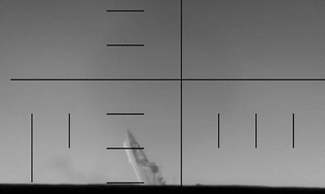 미국 국방부가 제공한 영상을 보면 4일(현지시각) 인도양에서 미 해군 잠수함의 어뢰에 맞은 이란 해군 호위함 ‘아이리스 데나’호가 바다로 침몰하고 있다. UPI 연합뉴스