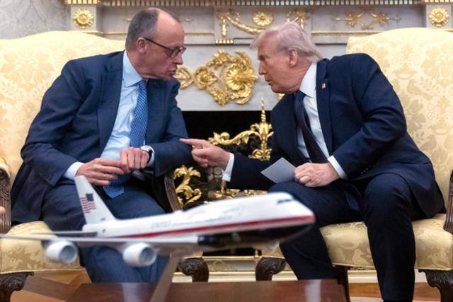 도널드 트럼프(오른쪽) 미국 대통령이 3일 백악관 집무실에서 프리드리히 메르츠 독일 총리와 회담 중 얘기를 나누고 있다. 트럼프 대통령은 이란 전쟁 최악의 시나리오가 무엇이냐는 기자 질문에 전임자만큼 나쁜 인물이 권력을 잡는 것이라고 말했다. 워싱턴=AP 뉴시스