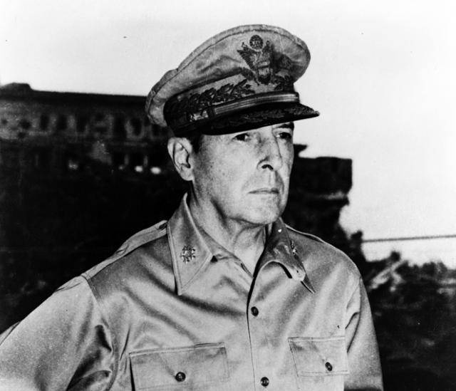 더글러스 맥아더 미 육군 원수. 미 육군