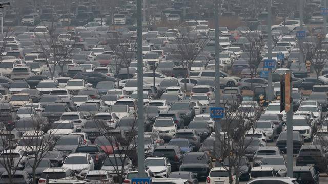 설 연휴를 앞둔 지난달 13일 인천국제공항 제2여객터미널 장기주차장에 차량이 빼곡히 차 있다. 뉴스1
