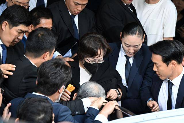 박희영 서울 용산구청장이 2024년 9월 30일 서울 마포구 서부지법에서 이태원 참사 부실 대응 혐의와 관련한 1심 무죄 선고를 받은 뒤 차량에 탑승하고 있다. 박시몬 기자