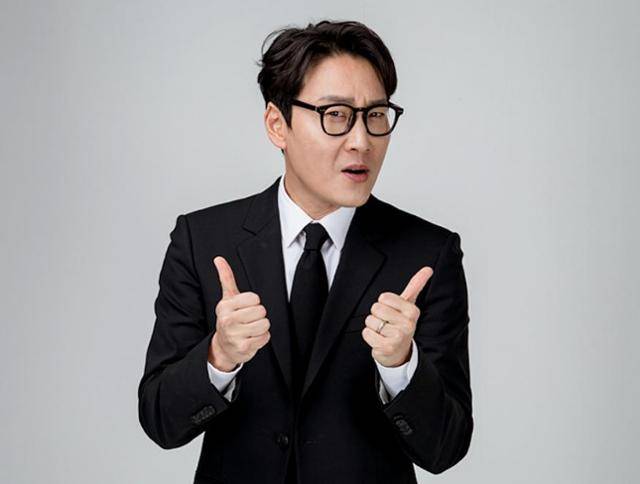 방송인 이휘재가 4년 만의 복귀작으로 '불후의 명곡'을 택했다. 큐브엔터테인먼트 제공