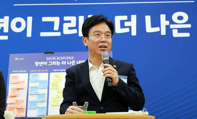 김영훈 고용노동부 장관이 5일 서울 중구 서울지방고용노동청에서 열린 청년 일자리 정책 타운홀 미팅에서 발언하고 있다. 연합뉴스