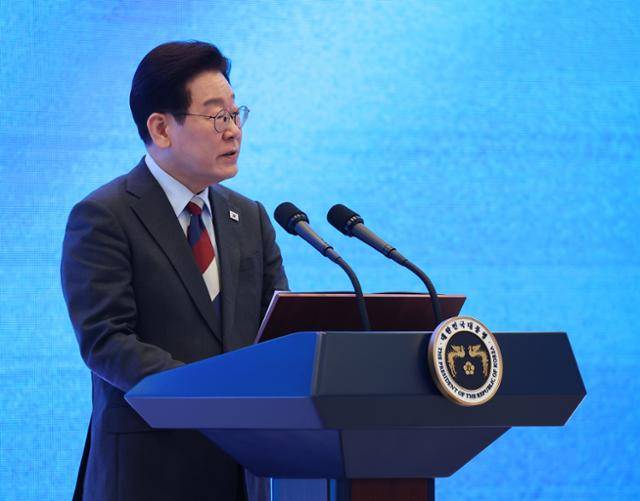 이재명 대통령이 5일 청와대 영빈관에서 열린 2026 밀라노·코르티나담페초 동계올림픽 선수단 격려 오찬에서 격려사를 하고 있다. 뉴시스