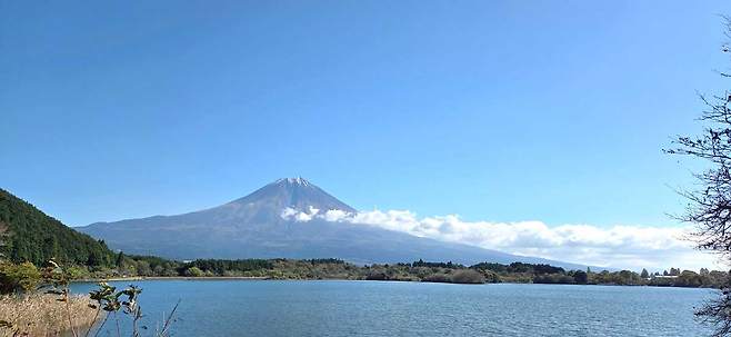 아시기리 고원 다누키 호수에서 바라본 후지산. 산 중턱에 걸린 구름의 띠가 사진을 합성한 것처럼 비현실적이다. 출처: 비타투어 제공