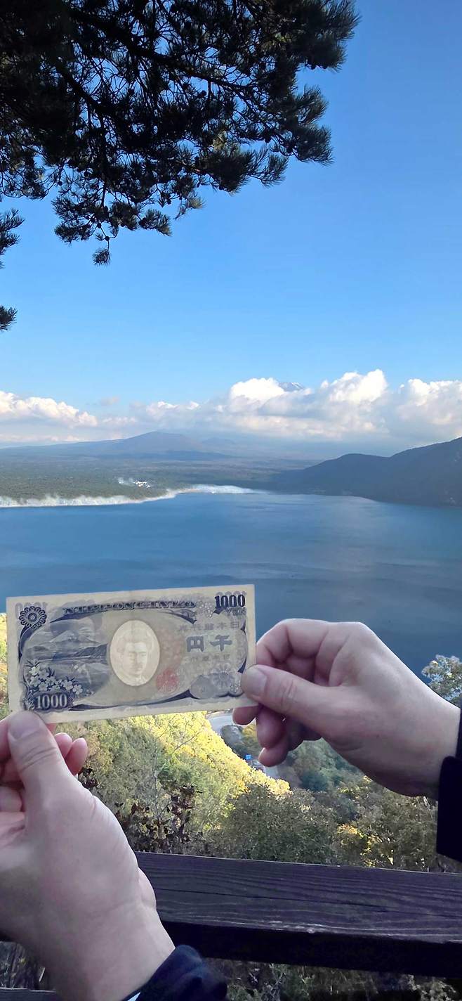 일본 천 엔 지폐 뒷면의 실제 배경인 모토스 호수 전망대. 지폐 속 후지산과 눈앞의 후지산이 겹쳐진다. 출처: 비타투어 제공